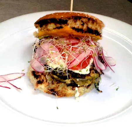 מלון De L'omois 2*